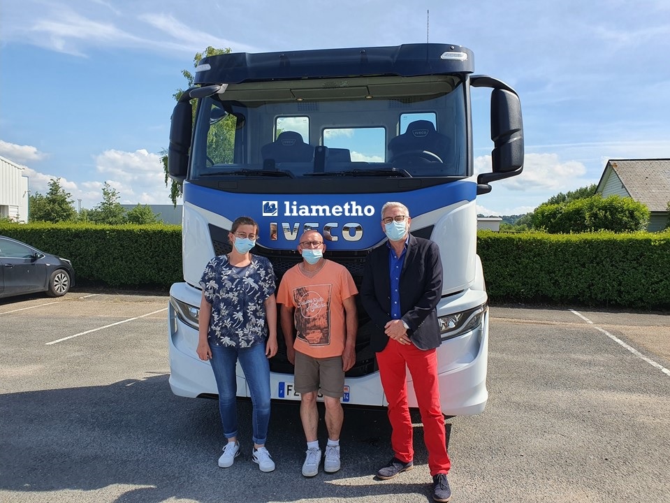 photo du camion avec deux salarié et un commercial